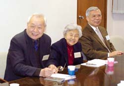 季剑虹长老,曹圣洁牧师与联会执董就圣经事工展览交流意见.